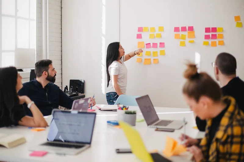 Team werkt samen aan een AI-marketingstrategie