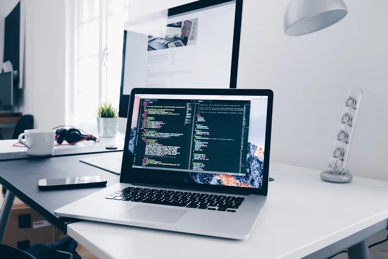 Code op een scherm tijdens het bouwen van een conversiegerichte website